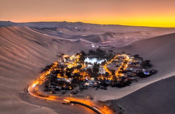 image of the Huacachina oasis, which shows the sunset