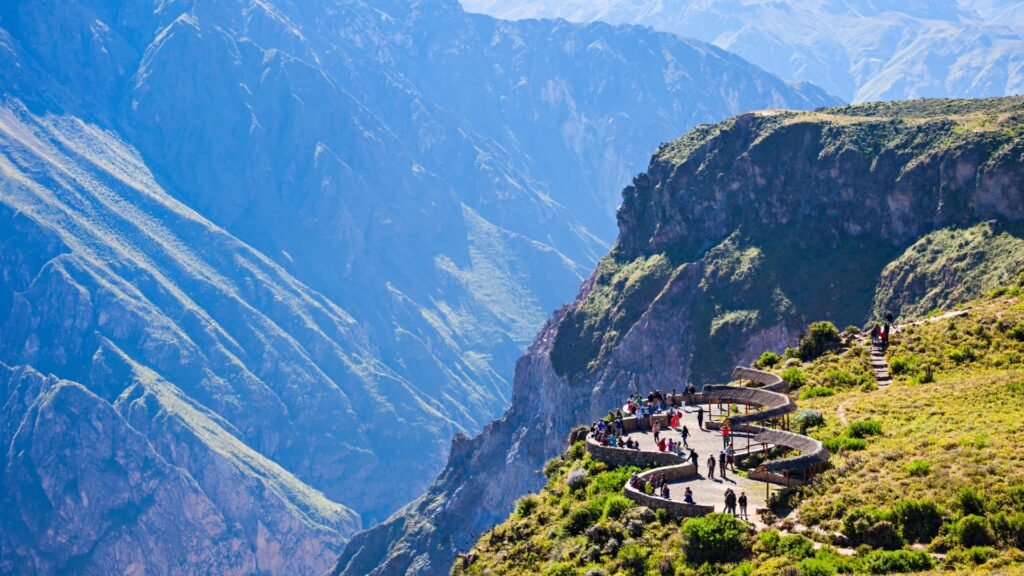 Vista profunda del Cañón del Colca con senderos serpenteantes y montañas escarpadas.