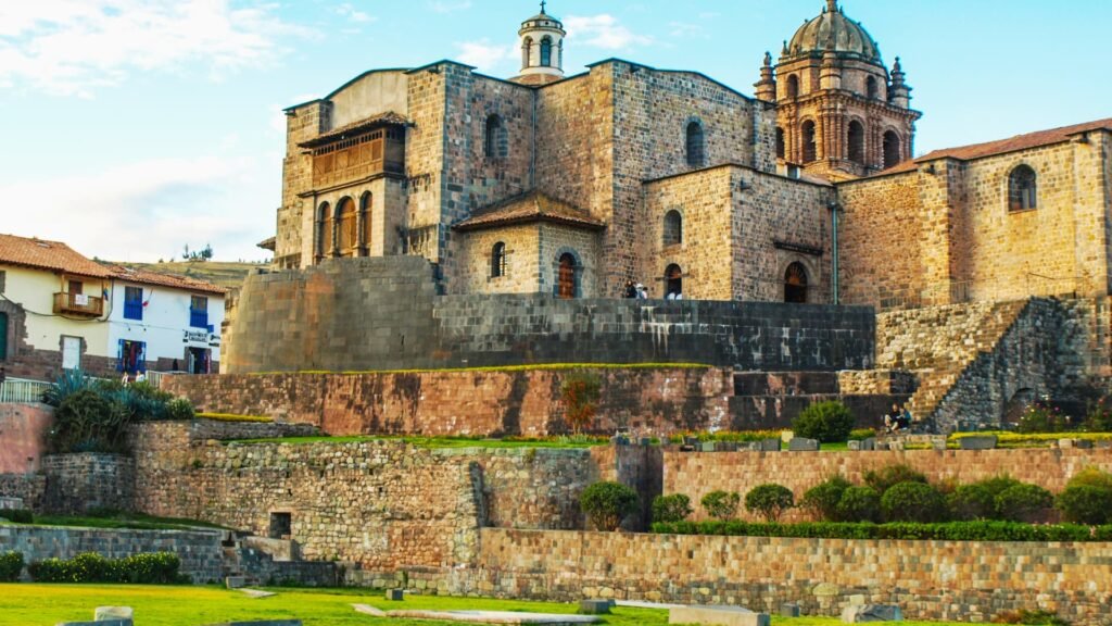 Fachada del Convento de Santo Domingo construido sobre los muros incas del Templo del Sol o Qoricancha en Cusco.