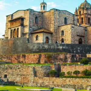 Fachada del Convento de Santo Domingo construido sobre los muros incas del Templo del Sol o Qoricancha en Cusco.