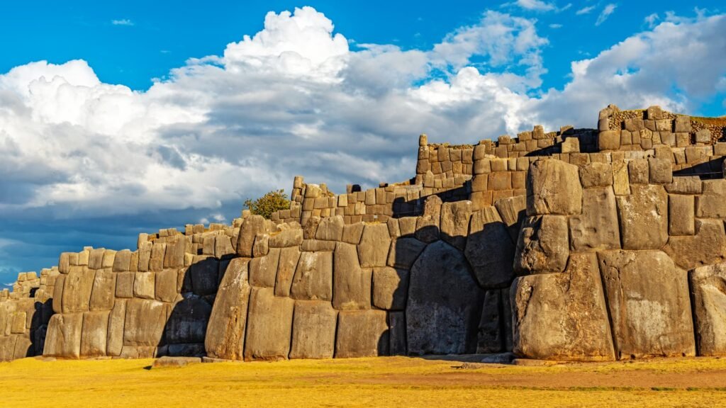 Muros megalíticos de piedra tallada con formas zigzagueantes en el complejo arqueológico de Sacsayhuamán