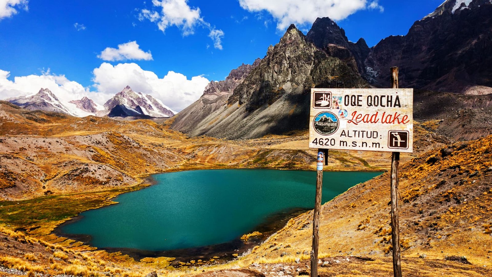 Laguna Pucacocha con el nevado Ausangate al fondo en Cusco.