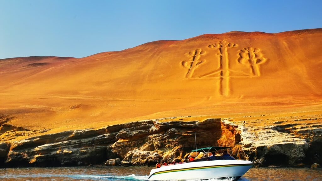 Geoglifo gigante "El Candelabro" grabado en una duna de arena frente al mar en Paracas.