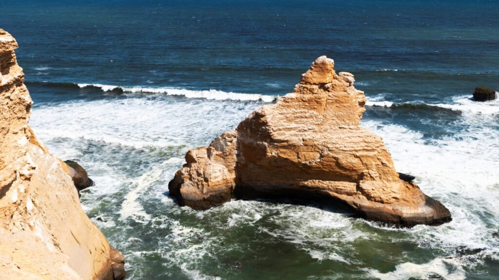 Gran roca icónica en medio del mar en la costa de la Reserva de Paracas.
