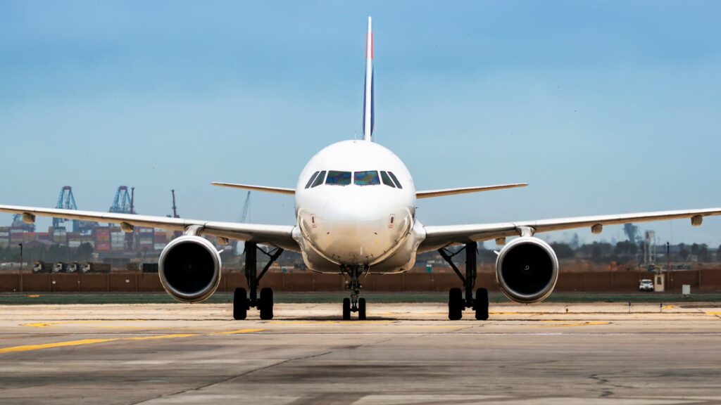 Avión comercial de LATAM Airlines en la pista de aterrizaje listo para el despegue.