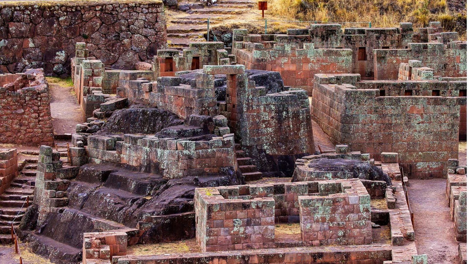 Estructuras de piedra y viviendas incas en el complejo arqueológico de Ollantaytambo.