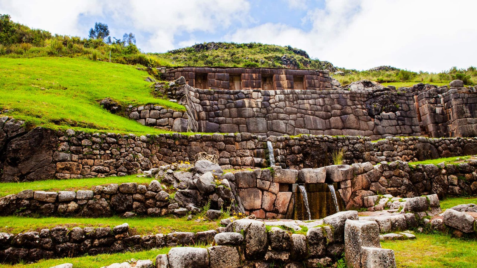 Terrazas incas con canales de agua y fuentes en el sitio arqueológico de Tipón.