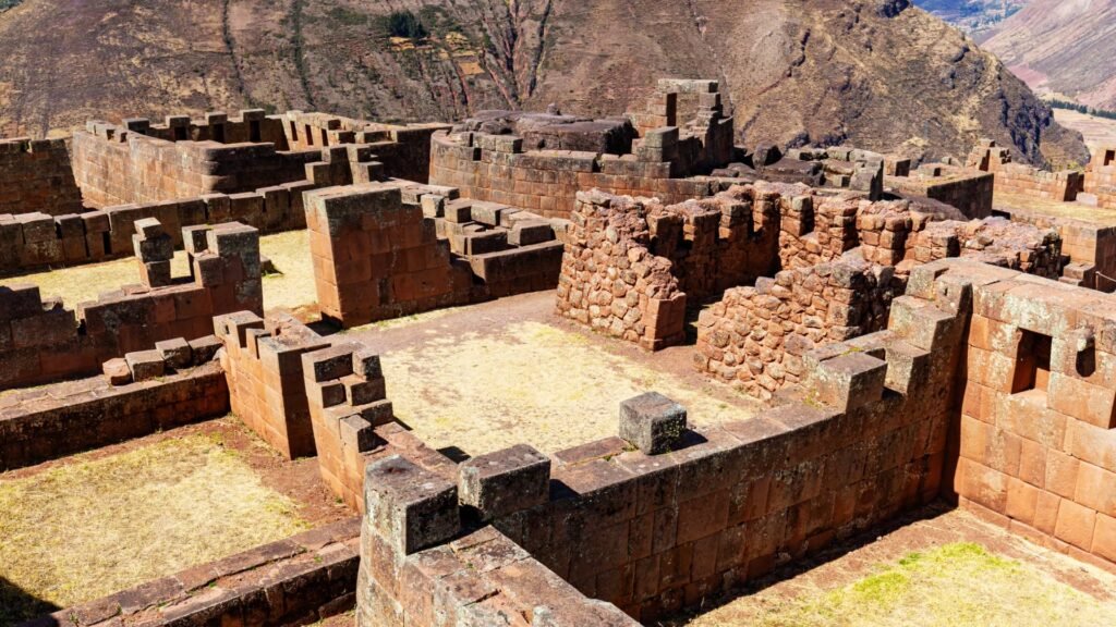 Primer plano de muros de piedra inca y recintos en el complejo arqueológico de Písac.