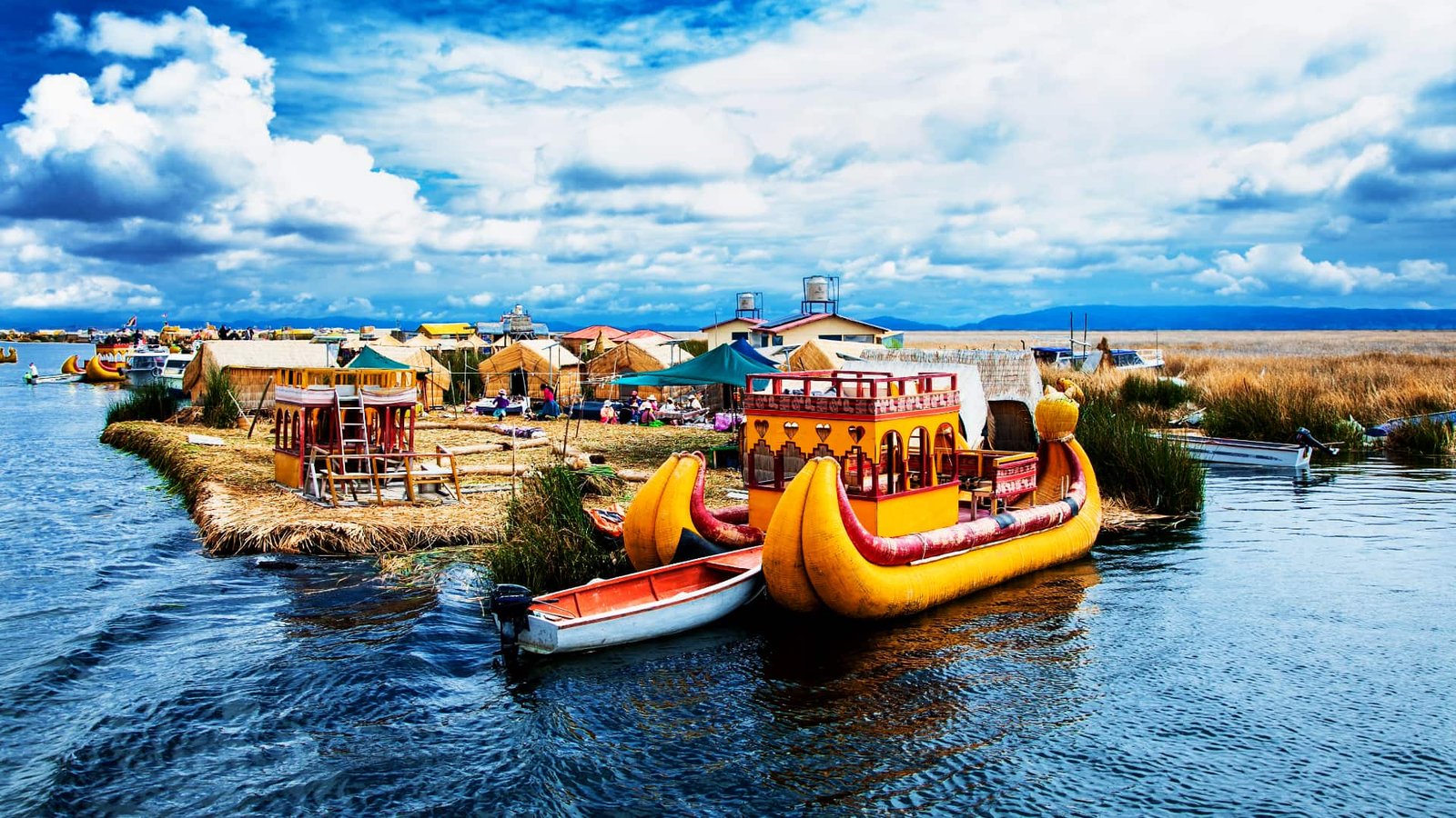 Vista de las casas de paja y botes coloridos en las Islas Flotantes de los Uros.