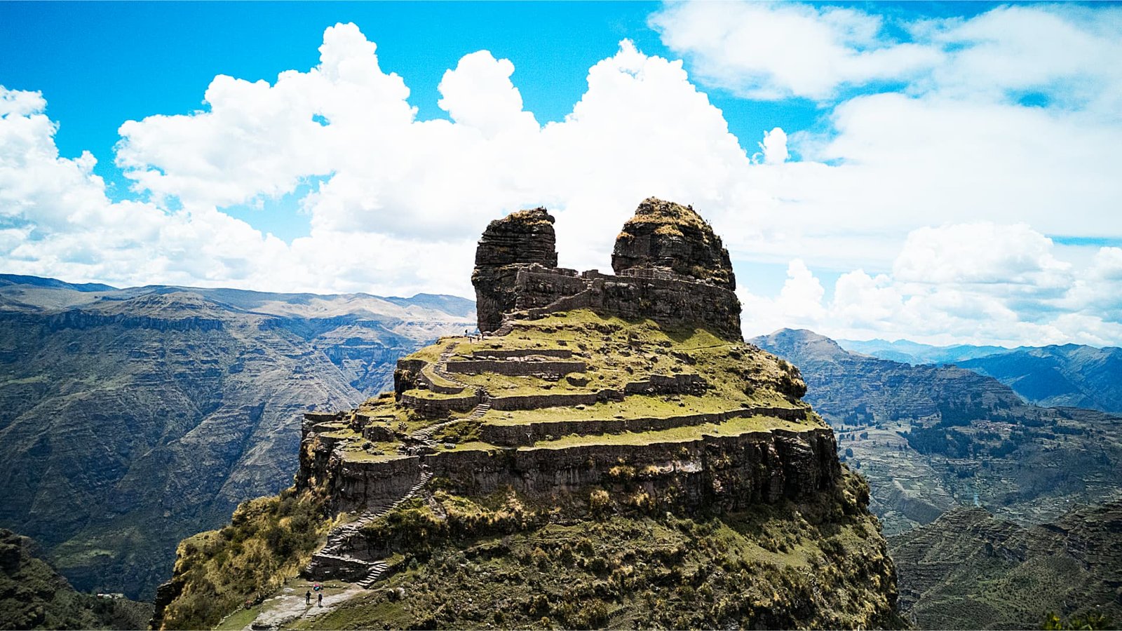 Estructura de piedra inca con forma de cuerno en la cima de una montaña.