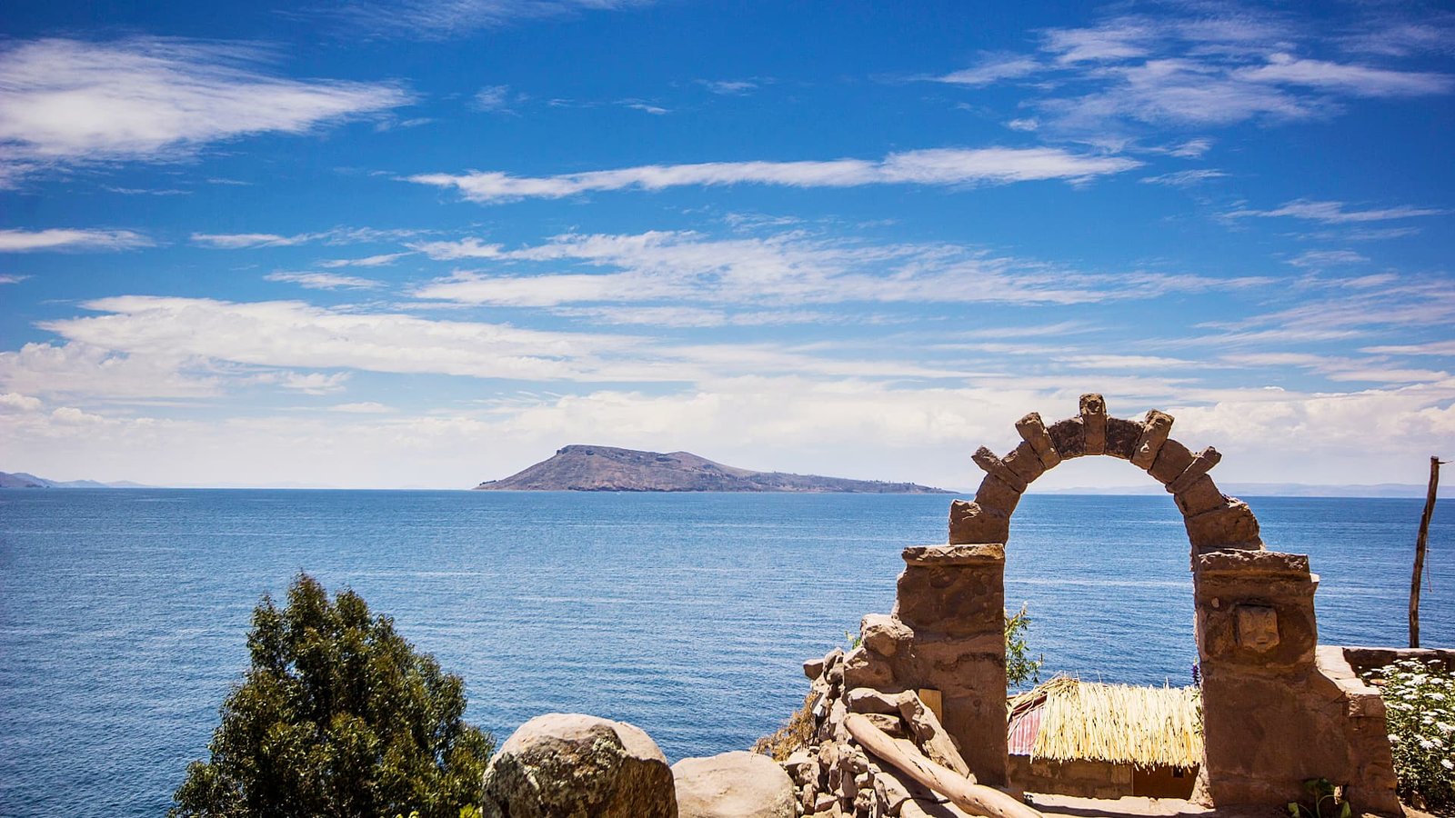 Horizonte del Lago Titicaca visto a través de un arco de piedra antiguo.