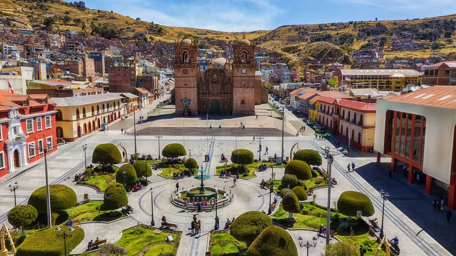 Vista aérea de la Plaza de Armas de Puno destacando la Basílica Catedral y su diseño urbano simétrico.
