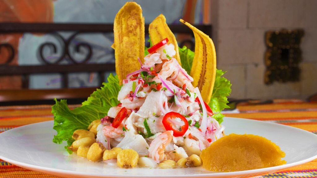 Plato de ceviche de pescado fresco decorado con ají y servido con chifles de plátano.