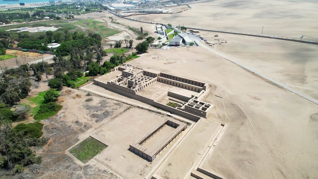 Ruinas arqueológicas de adobe en la costa de Perú.
