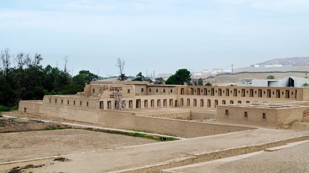 Muros de adobe de centro arqueológico prehispánico en Perú.