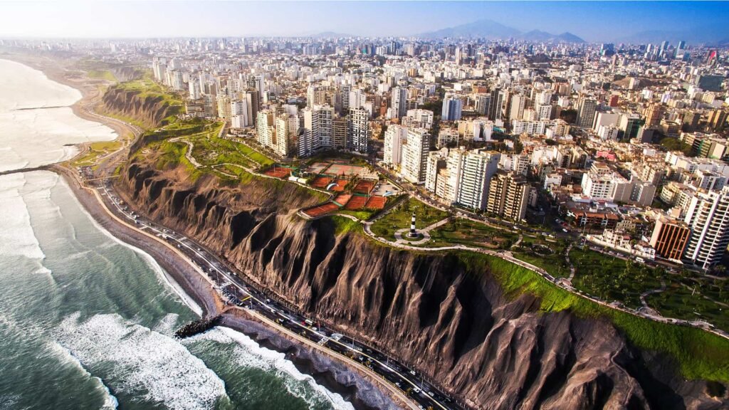 Vista aérea de los acantilados de la Costa Verde en Miraflores Lima.
