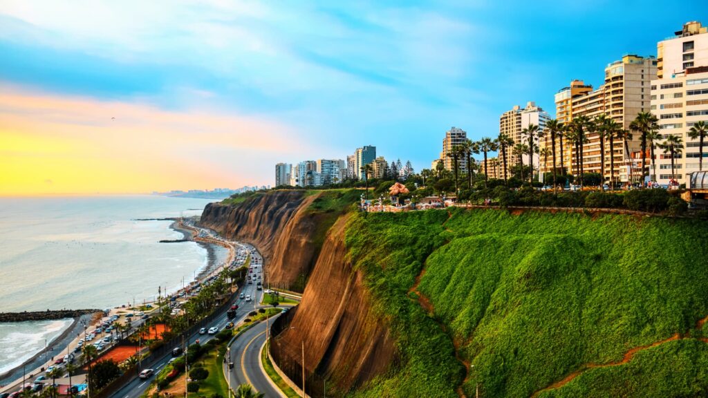 Malecón de Miraflores con vista al Océano Pacífico en Lima.