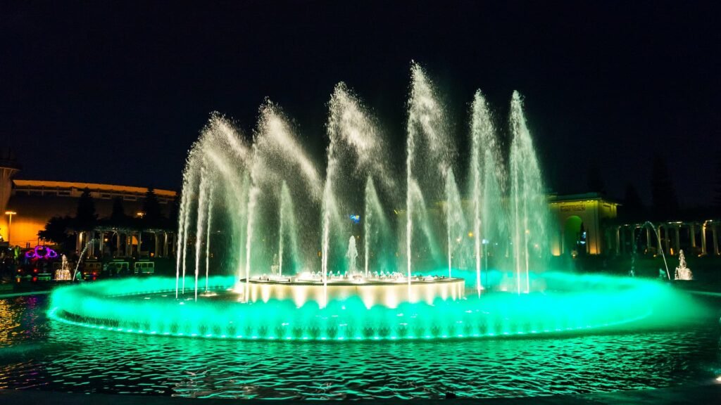 Fuente del Circuito Mágico del Agua iluminada en color verde en Lima.