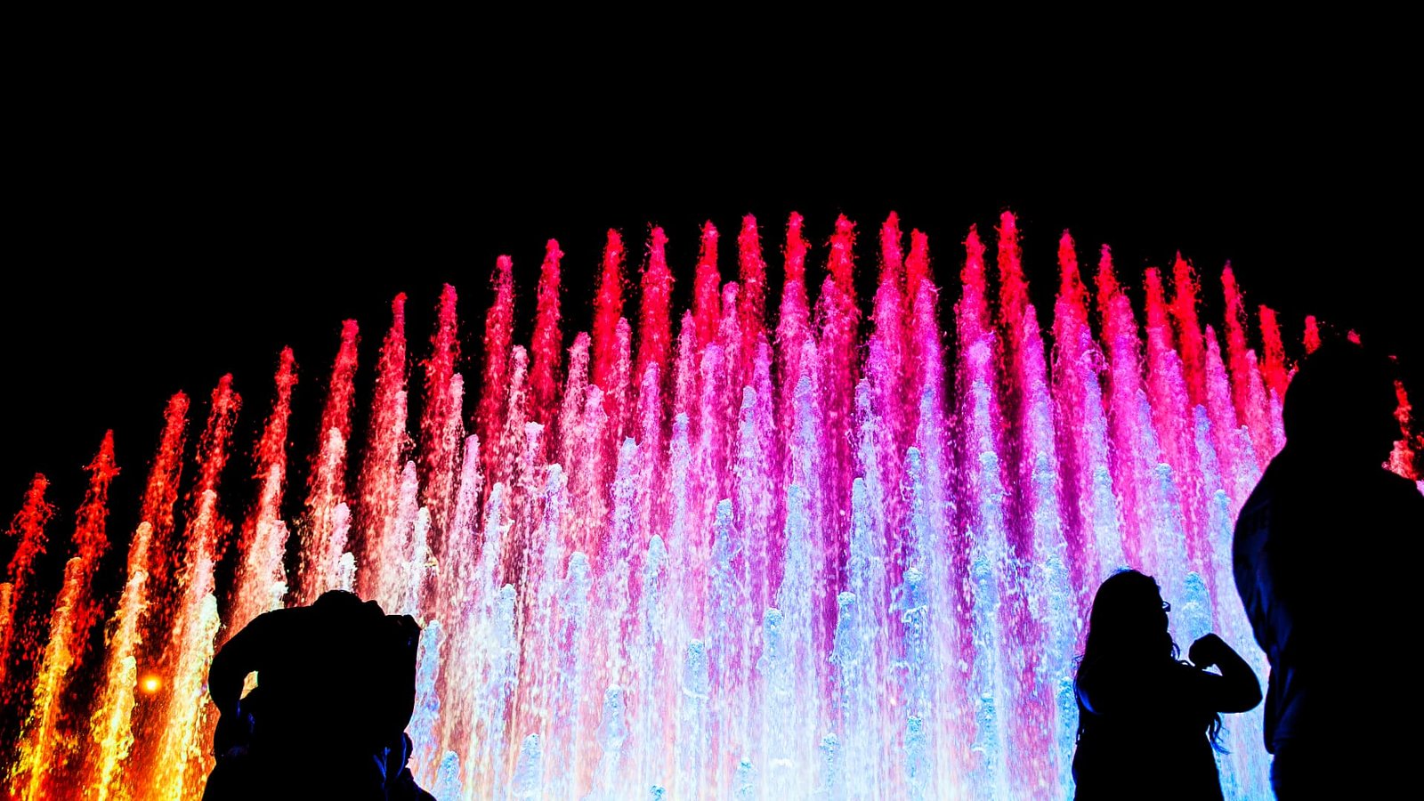 Fuente de agua con luces neón rosadas y azules en Lima.