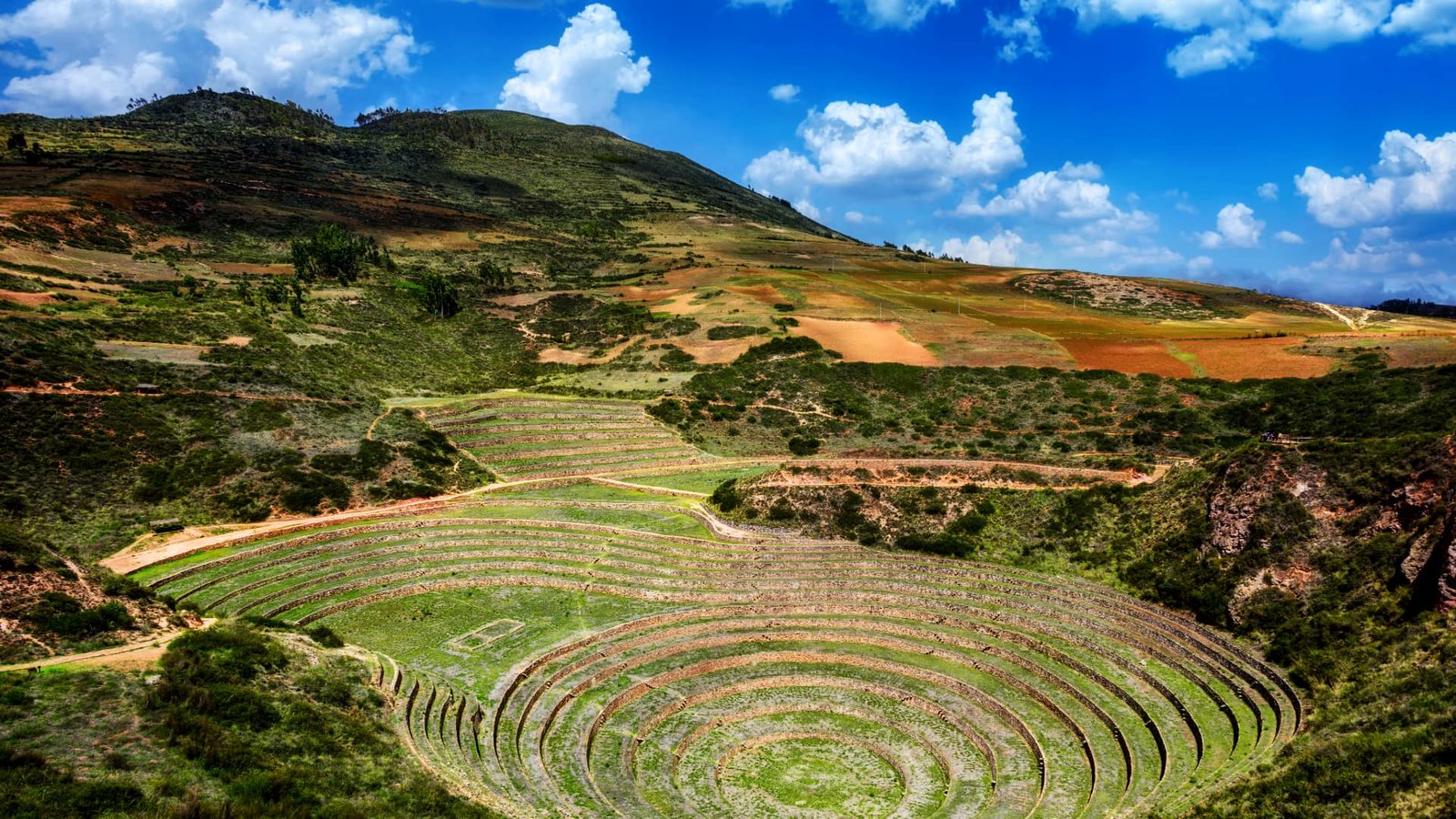 Terrazas agrícolas circulares incas de Moray vistas desde arriba.