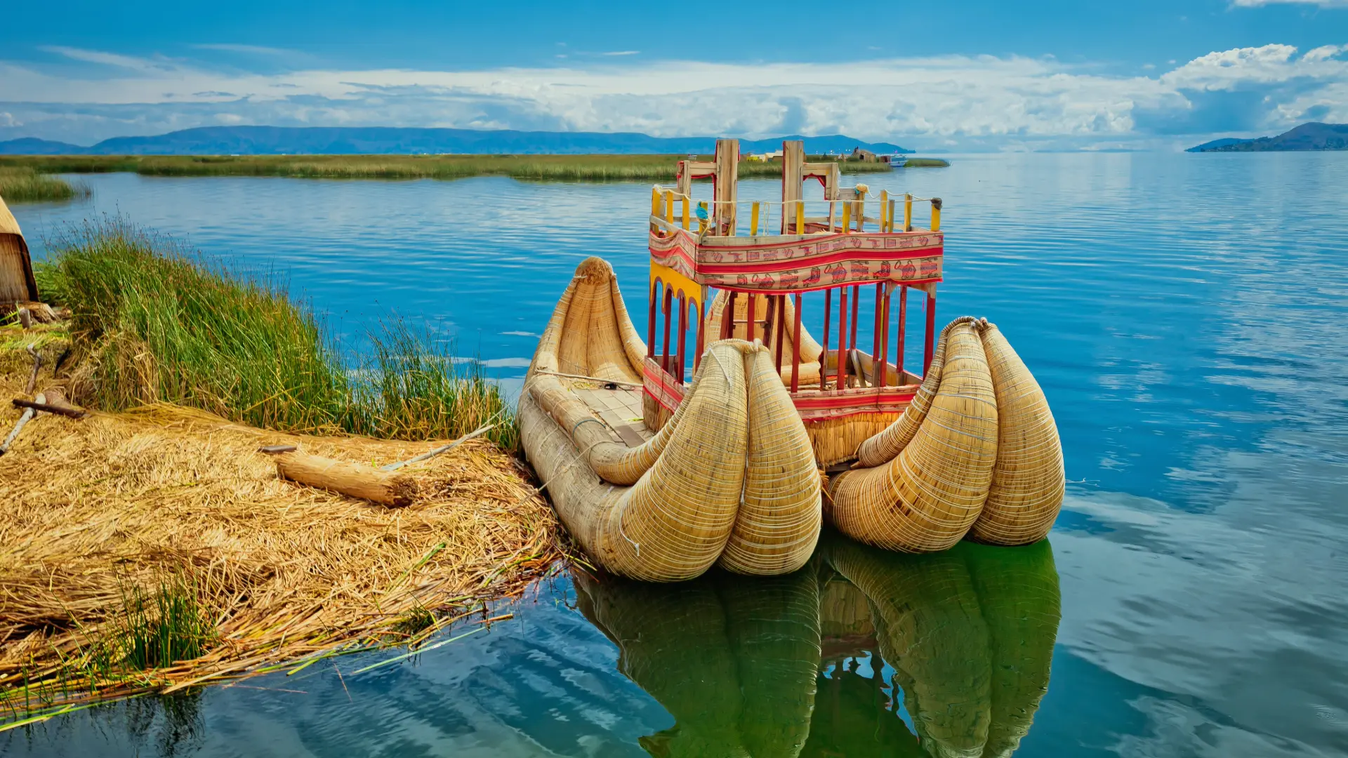 Balsa tradicional hecha de totora flotando en las aguas azules del Lago Titicaca.