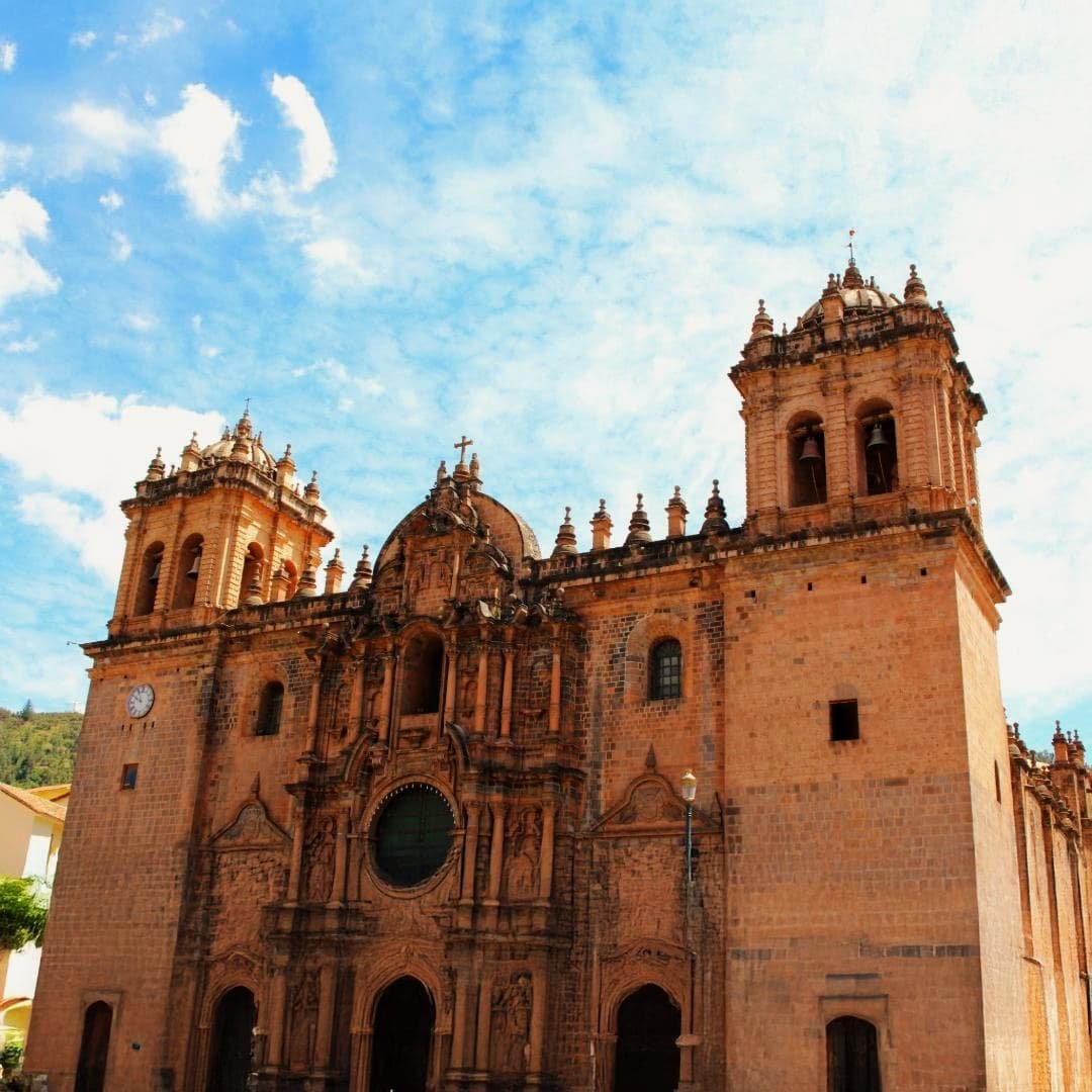 Vista completa de la Catedral del Cusco mostrando sus torres y estructura de piedra volcánica.