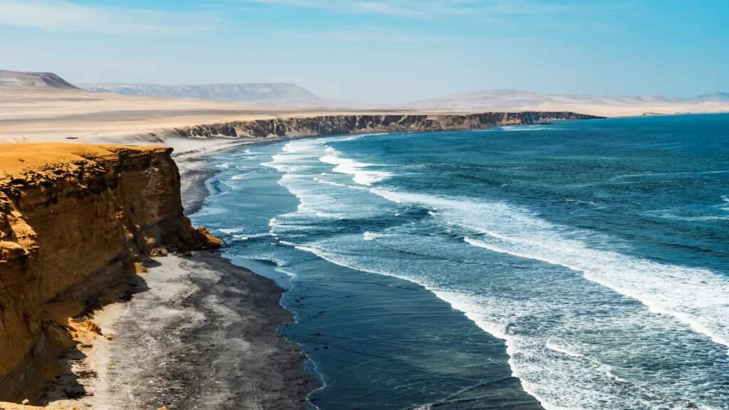 Costa rocosa y olas del Océano Pacífico en la Reserva de Paracas.