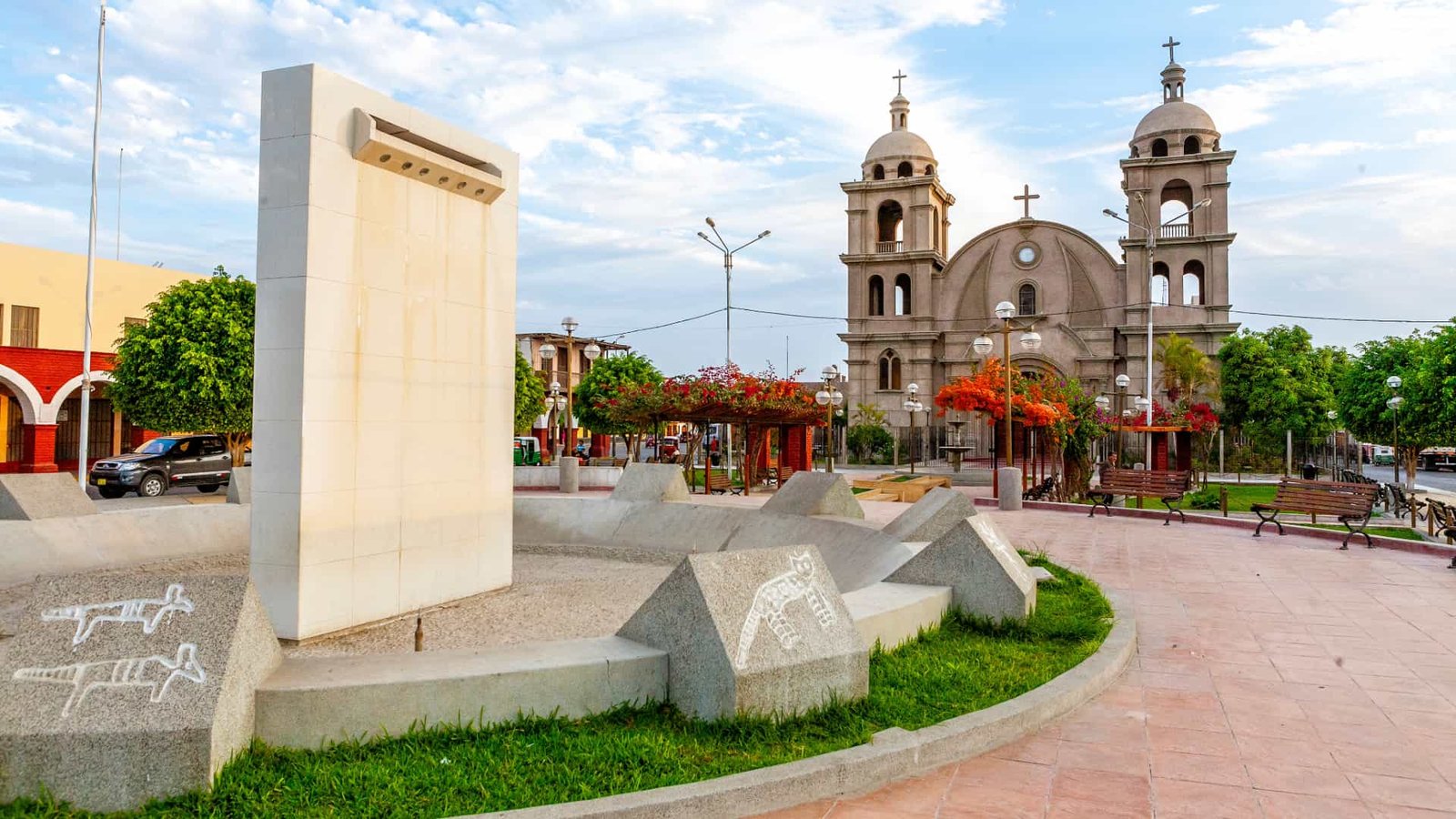 Plaza de Armas de Pisco con su iglesia y arquitectura típica.