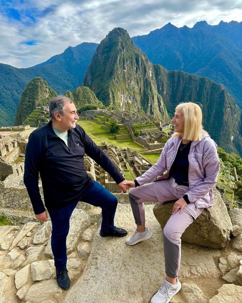 Familia organizando un viaje a Machu Picchu para sus padres