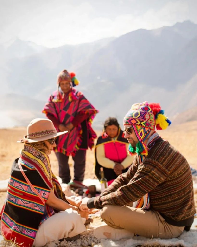 Comunidad andina compartiendo su cultura con viajeros de manera responsable.
