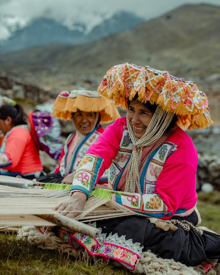 Artesana peruana elaborando tejidos tradicionales con técnicas ancestrales.