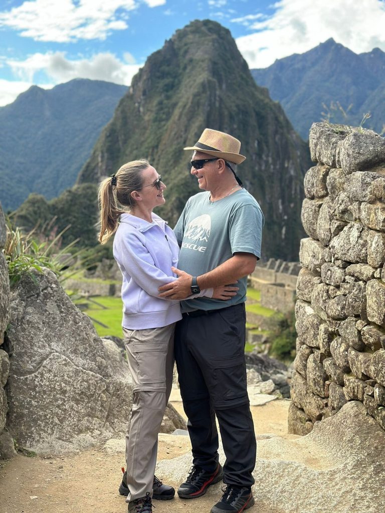 Adultos mayores visitando Machu Picchu con guía privado