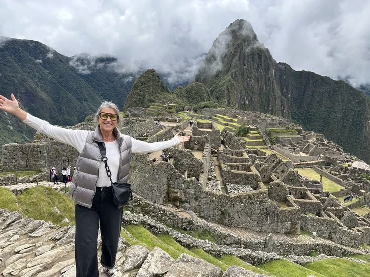 Viajero mayor usando bastón con punta de goma en Machu Picchu