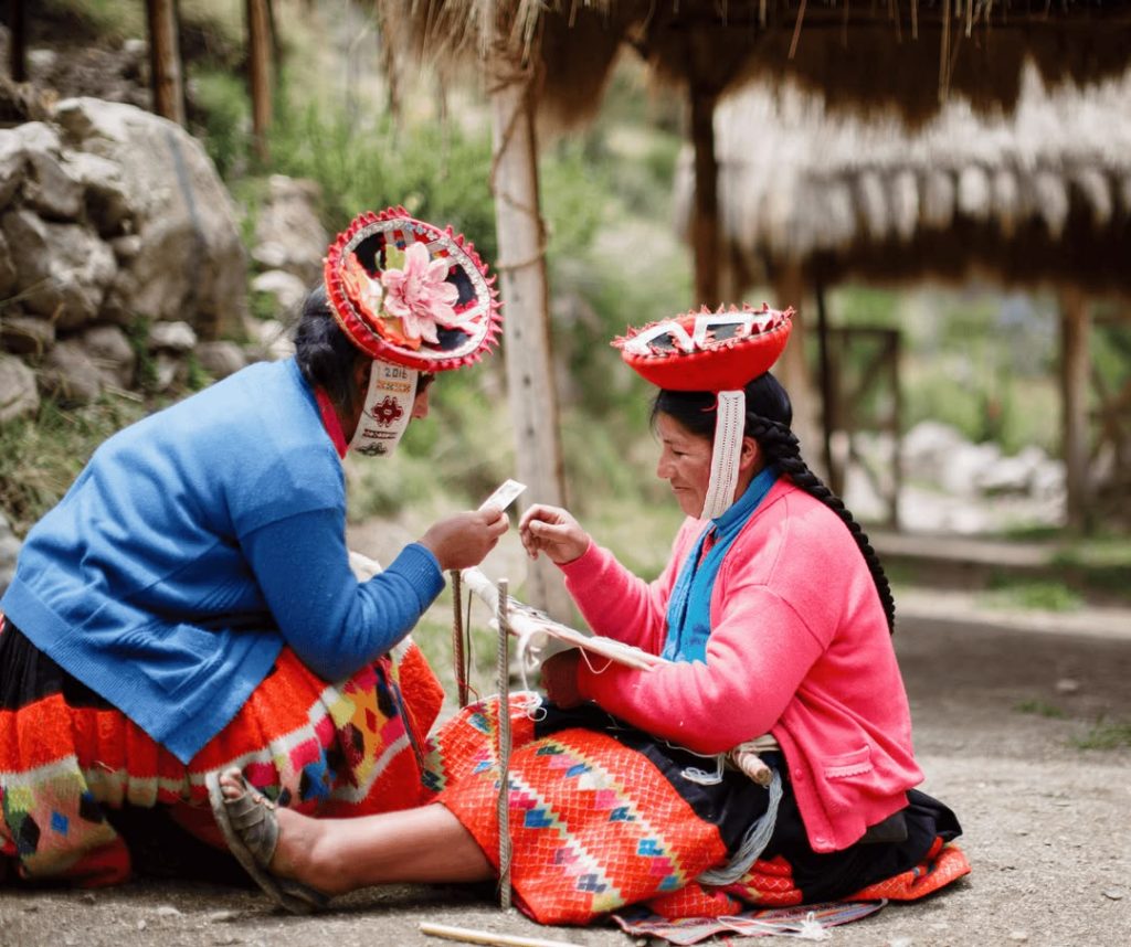 Turismo vivencial con una comunidad local del Lago Titicaca en Perú.