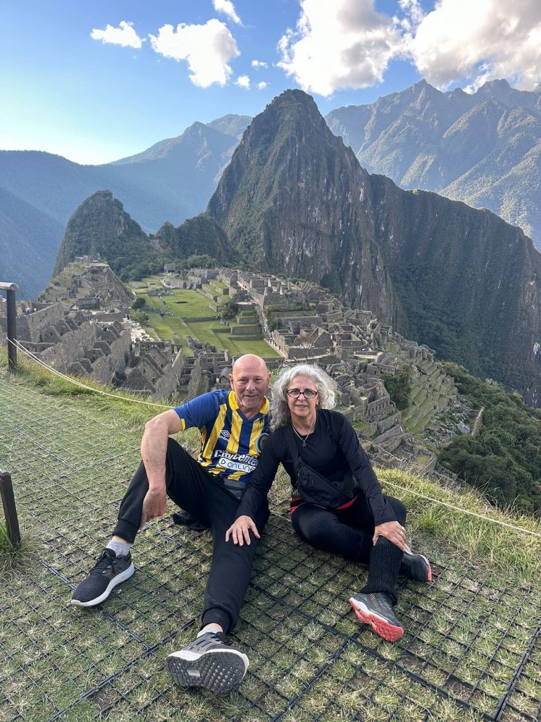 Pareja mayor recorriendo Machu Picchu a ritmo tranquilo